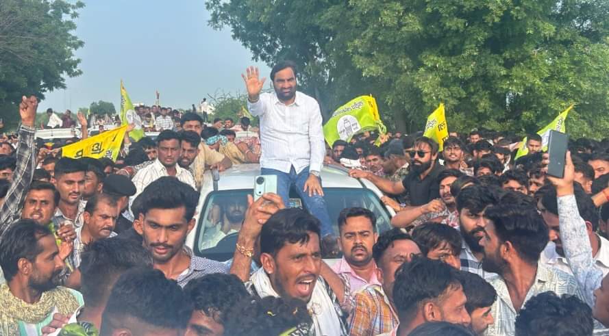 Balotra News : जोजरी बचाओ महारैली में उमड़ा जनसैलाब, नींद से जिला जागा प्रशासन; जेसीबी से बेनावाल पर बरसे फूल Rajasthan News Save Jojri Movement Balotra district administration became alert after protest by RLP Hanuman B