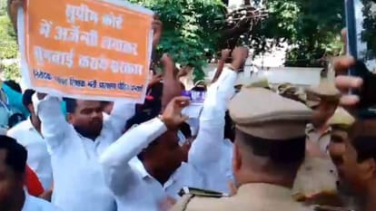 69 हजार शिक्षक भर्ती: 'केशव चाचा न्याय करो...', अभ्यर्थियों ने घेरा डिप्टी सीएम का आवास, जमकर की नारेबाजी 69 thousand teacher recruitment candidates surrounded residence of Keshav Prasad Maurya and raised slogans