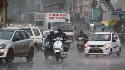 Indore News: एक घंटे में एक इंच गिरा पानी, इंदौर हुआ तरबतर, जारी रहेगा बारिश का दौर indore news heavy rain continues in city till end of august monsoon system active