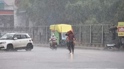 तमिलनाडु में भारी बारिश: कई जिलों में स्कूल और कॉलेज बंद, रद्द हुई उड़ानें; जलाशयों का जलस्तर बढ़ा Heavy rains in Tamil Nadu: Schools and colleges closed in several districts, flights cancelled