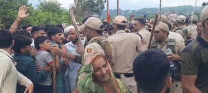 J&K: बिजली की मांग को लेकर सड़कों पर उतरे लोग, तलवाड़ा में पुलिस और प्रदर्शनकारियों के बीच हाथापाई, SHO घायल People demanding electricity scuffle between police and protesters in Talwara