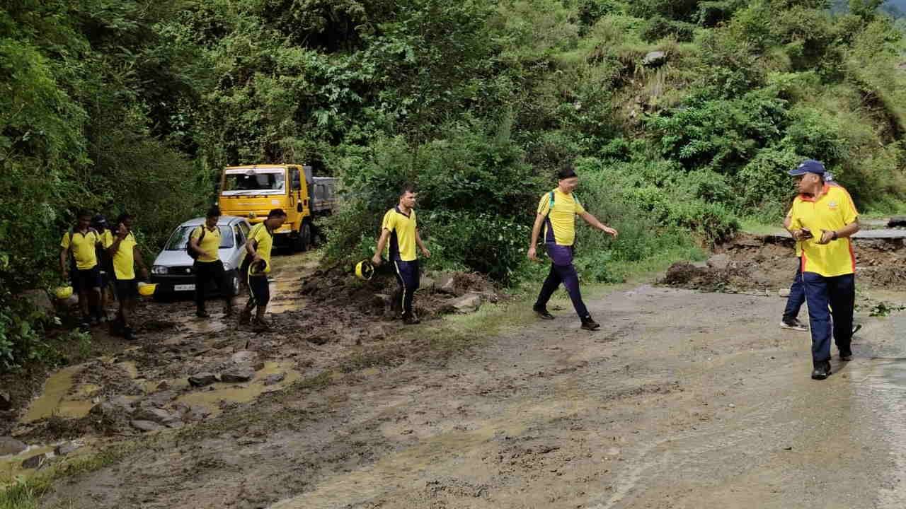 Chamoli Cloudburst: मलबे में दफन बाजार, पलभर में उजड़ गए थराली में घर...फिर बरपा उत्तराखंड में प्रकृति का कहर Chamoli Cloudburst people missing market destroyed by debris SDRF NDRF personnel deployed Watch Photos