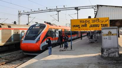 Jammu: भीड़ ज्यादा होने पर बंद हो जाएगी टिकट की बिक्री, भगदड़ से बचने के लिए जम्मू रेलवे का प्लान तैयार There will be a crowd of people going home on Diwali and Chhath at the railway station.