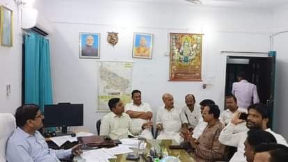 Jhansi: स्मार्ट मीटर से नाराज पूर्व केन्द्रीय मंत्री पहुंचे बिजली विभाग के दफ्तर, बोले- 500 का बिल 1500 आ रहा Jhansi: Union minister reached the electricity department office, said- a bill of Rs 500 is coming to Rs 1500