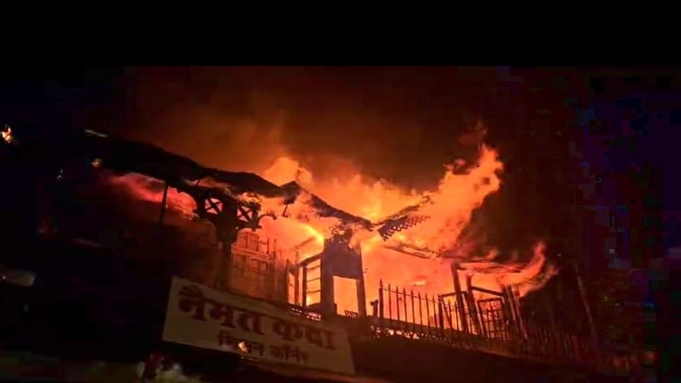 PHOTOS: चारों ओर धुआं...आग की लपटों ने डराया, तीन घंटे तक जिंदगी बचाने के लिए जद्दोजहद; जलकर एक महिला की मौत A woman died in a fire at Nainital Old London House