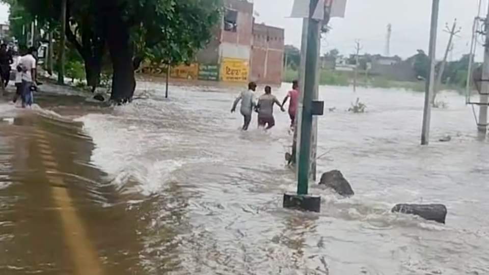 पंजाब में बाढ़: उज्ज, रावी-ब्यास और सतलुज उफनाई, गांव डूबने से हजारों लोग बेघर; पठानकोट में बच्ची का शव मिला Flood in Punjab Ujj Ravi Beas Sutlej overflowing submerged villages CM bhagwant mann