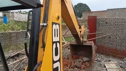 Korba News: सरकारी जमीन पर अवैध कब्जे पर चला बुलडोजर, नौ लोगों को दो दिनों की दी मोहलत Bulldozer runs on illegal occupation of government land