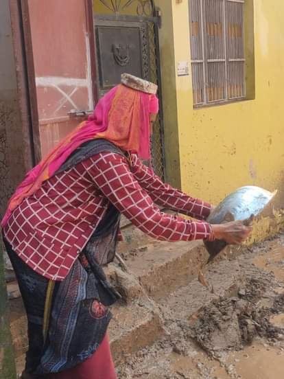 Jammu Landslide: बाढ़ में बह गईं खुशियां...जिंदगी पटरी पर आने में लगेगा वक्त; खुद ही उठा रहे मलबे का बोझ Jammu Landslide: Rain has wreaked havoc in Jammu. Houses are filled with water, mud and debris.