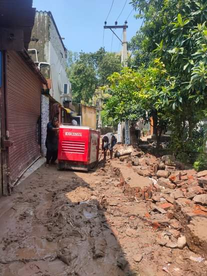 Jammu Landslide: बाढ़ में बह गईं खुशियां...जिंदगी पटरी पर आने में लगेगा वक्त; खुद ही उठा रहे मलबे का बोझ Jammu Landslide: Rain has wreaked havoc in Jammu. Houses are filled with water, mud and debris.