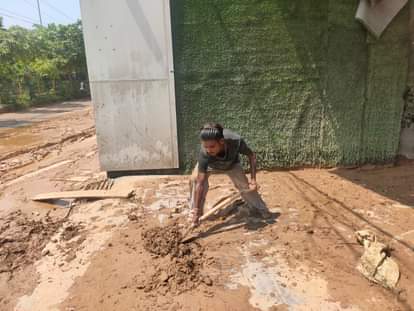 Jammu Landslide: बाढ़ में बह गईं खुशियां...जिंदगी पटरी पर आने में लगेगा वक्त; खुद ही उठा रहे मलबे का बोझ Jammu Landslide: Rain has wreaked havoc in Jammu. Houses are filled with water, mud and debris.