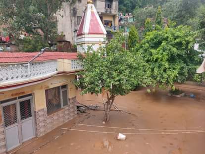 Jammu Landslide: बाढ़ में बह गईं खुशियां...जिंदगी पटरी पर आने में लगेगा वक्त; खुद ही उठा रहे मलबे का बोझ Jammu Landslide: Rain has wreaked havoc in Jammu. Houses are filled with water, mud and debris.
