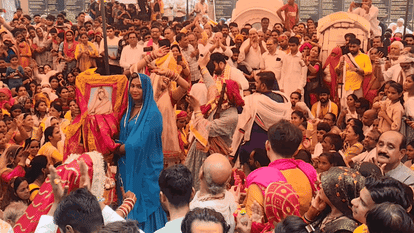 UP: बरसाना में राधारानी की प्रधान सखी ललिता जी का मना जन्मोत्सव, अटा अटोर पर्वत पर गूंजे जयकारे birth anniversary of Radharani chief friend Lalita ji celebrated today