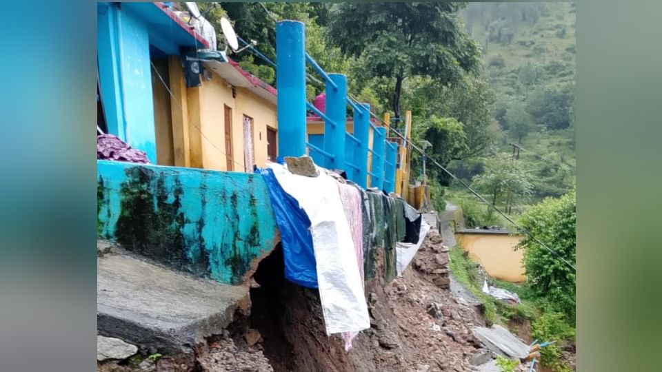 टिहरी में बादल फटा: भारी मात्रा में आया मलबा, भागीरथी का प्रवाह रुकने से बनी झील, दो मंदिर मलबे में दबे Cloud burst in Tehri Genwali Village debris stoppage of flow of Bhagirathi lake formed temples buried