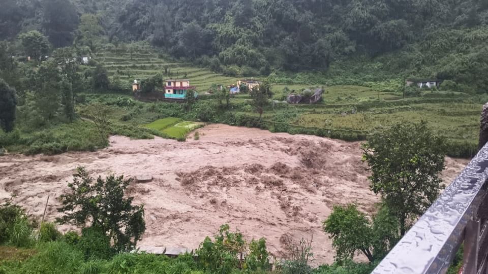 टिहरी में बादल फटा: भारी मात्रा में आया मलबा, भागीरथी का प्रवाह रुकने से बनी झील, दो मंदिर मलबे में दबे Cloud burst in Tehri Genwali Village debris stoppage of flow of Bhagirathi lake formed temples buried