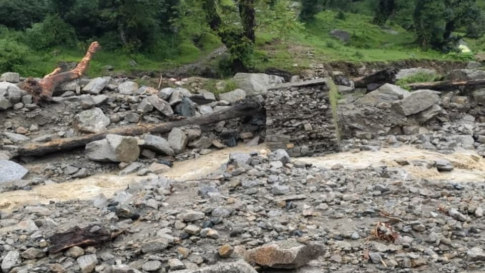 टिहरी में बादल फटा: भारी मात्रा में आया मलबा, भागीरथी का प्रवाह रुकने से बनी झील, दो मंदिर मलबे में दबे Cloud burst in Tehri Genwali Village debris stoppage of flow of Bhagirathi lake formed temples buried