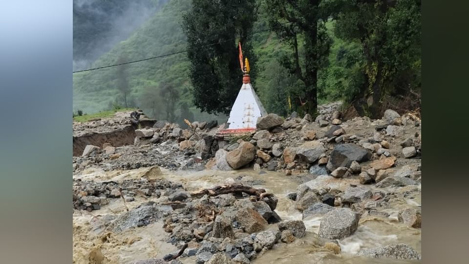 टिहरी में बादल फटा: भारी मात्रा में आया मलबा, भागीरथी का प्रवाह रुकने से बनी झील, दो मंदिर मलबे में दबे Cloud burst in Tehri Genwali Village debris stoppage of flow of Bhagirathi lake formed temples buried