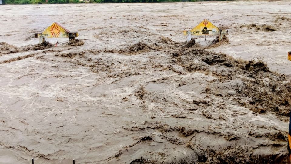 आफत की बारिश: अलकनंदा और गंगा का दिखा रौद्र रूप, धारी देवी मंदिर को कराया बंद, बदरीनाथ हाईवे हुआ जलमग्न Uttarakhand Rainfall Alaknanda Ganga flowing furiously Dhari Devi temple closed, Badrinath highway submerged