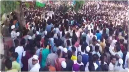 Maharashtra: मराठा आरक्षण आंदोलन में शामिल युवक की मौत, लातूर में उमड़े हजारों लोगों ने दी श्रद्धांजलि Hundreds gather in Latur district to mourn Maratha youth who died of heart attack in Mumbai