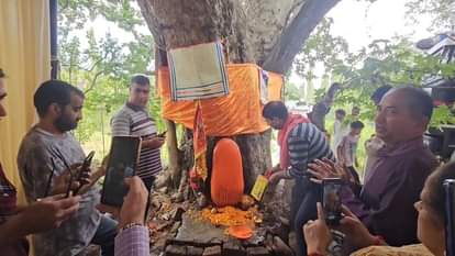 Srinagar: कश्मीरी पंडितों ने बडगाम में 35 साल बाद खोला शारदा भवानी मंदिर, प्राण प्रतिष्ठा में मुस्लिम भी शामिल Srinagar: Kashmiri Pandits opened Sharda Bhavani temple in Budgam after 35 years