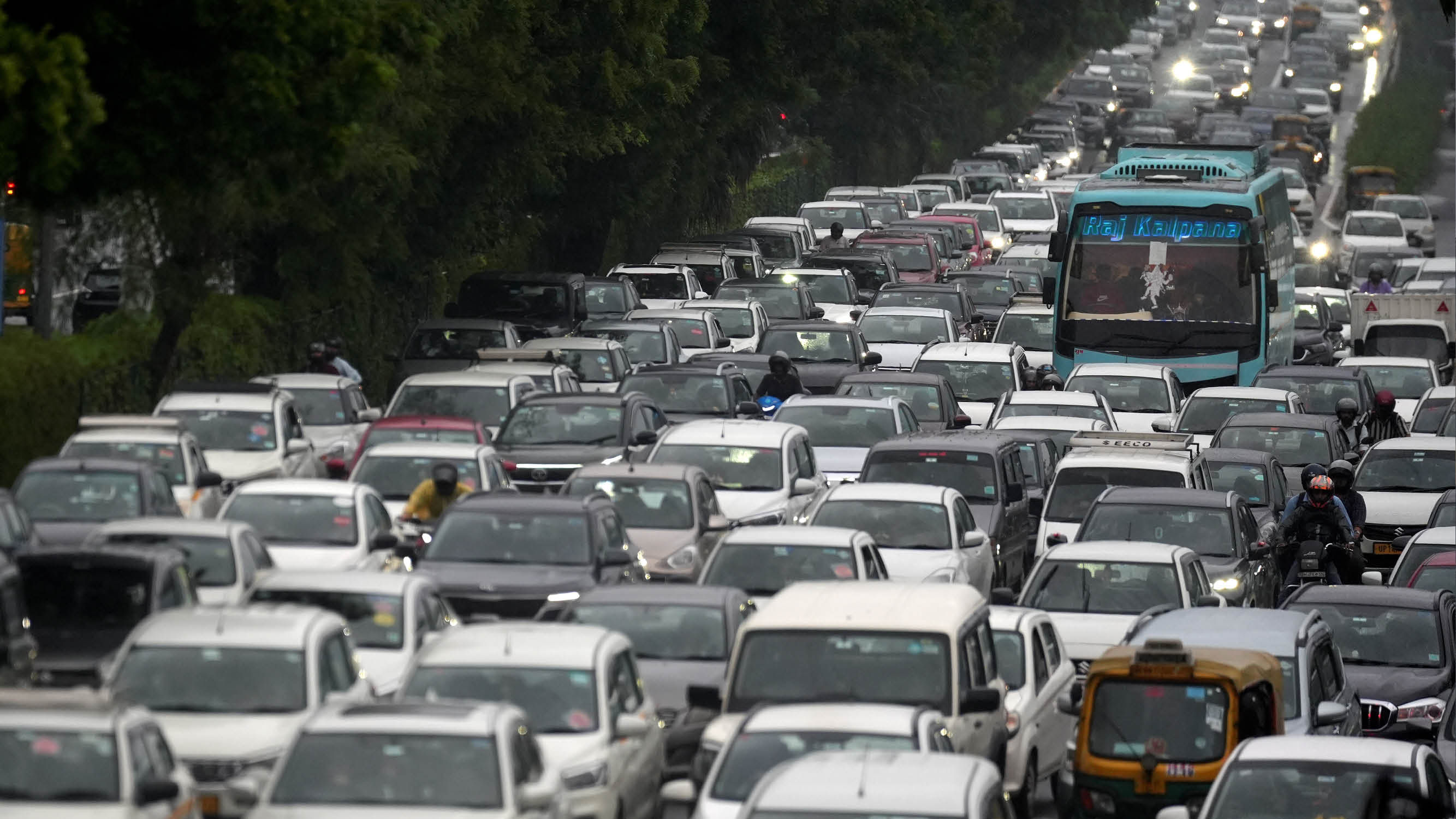 Traffic Jam: त्योहारों की रौनक में फंसी दिल्ली, दिवाली से पहले सड़कों पर रेंग रहे वाहन; देखें कहां-कहां है जाम Heavy traffic jam in delhi before Diwali