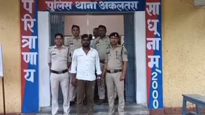 Janjgir Champa: शराब के लिए रुपये न देने पर पहले पटवारी से की अभद्रता, फिर चाकू लेकर दौड़ाया, आरोपी गिरफ्तार Patwari was chased with knife for not giving money for liquor