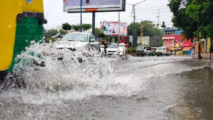 Indore News: इंदौर की बस्तियां डूबी, तालाब ओवरफ्लो, सड़कों पर नदियों जैसा मंजर indore news heavy rainfall floods imd mausam barish weather alert