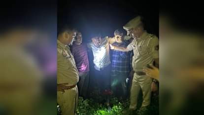 Kaushambi : सरेआम युवकों की पिटाई करने वाला प्रधान पति मुठभेड़ में गिरफ्तार, पैर में लगी गोली Pradhan husband who beat up youths in public arrested in encounter, shot in leg