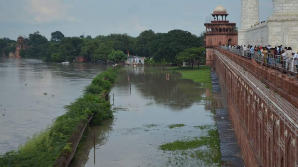 यमुना का विकराल रूप: मोक्षधाम डूबे..चिता जलाने की जगह नहीं, ताजमहल तक पहुंचा पानी, लोगों ने छोड़ा घर; तस्वीरें flood in up yamuna water level raised and touch of taj mahal boundary in agra