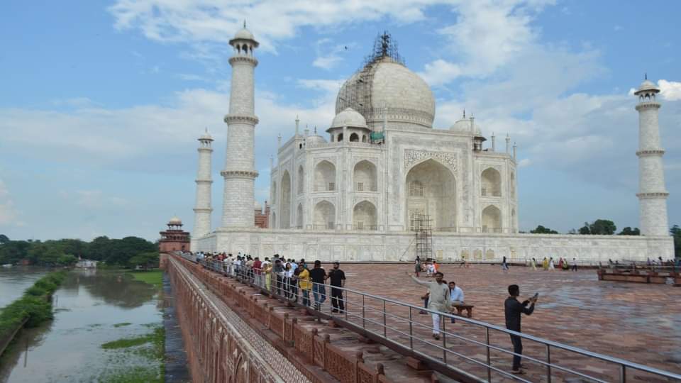 यमुना का विकराल रूप: मोक्षधाम डूबे..चिता जलाने की जगह नहीं, ताजमहल तक पहुंचा पानी, लोगों ने छोड़ा घर; तस्वीरें flood in up yamuna water level raised and touch of taj mahal boundary in agra