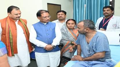 इच्छामृत्यु मांगने वाले बीजेपी नेता विशंभर का सीएम साय ने जाना कुशलक्षेम: इलाज के लिए 5-5 लाख देने की घोषणा की CM vishnudeo Sai met BJP leader Vishambar yadav who asked for euthanasia