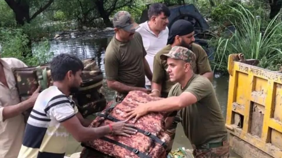 Haryana: सिरसा, फतेहाबाद और कैथल में घग्गर का रौद्र रूप...तटबंध टूटने से गांव जलमग्न, बहादुरगढ़ में सेना बुलाई Flood in Haryana Ghaggar is taking a terrible form in Sirsa, Fatehabad and Kaithal Water is filling in village