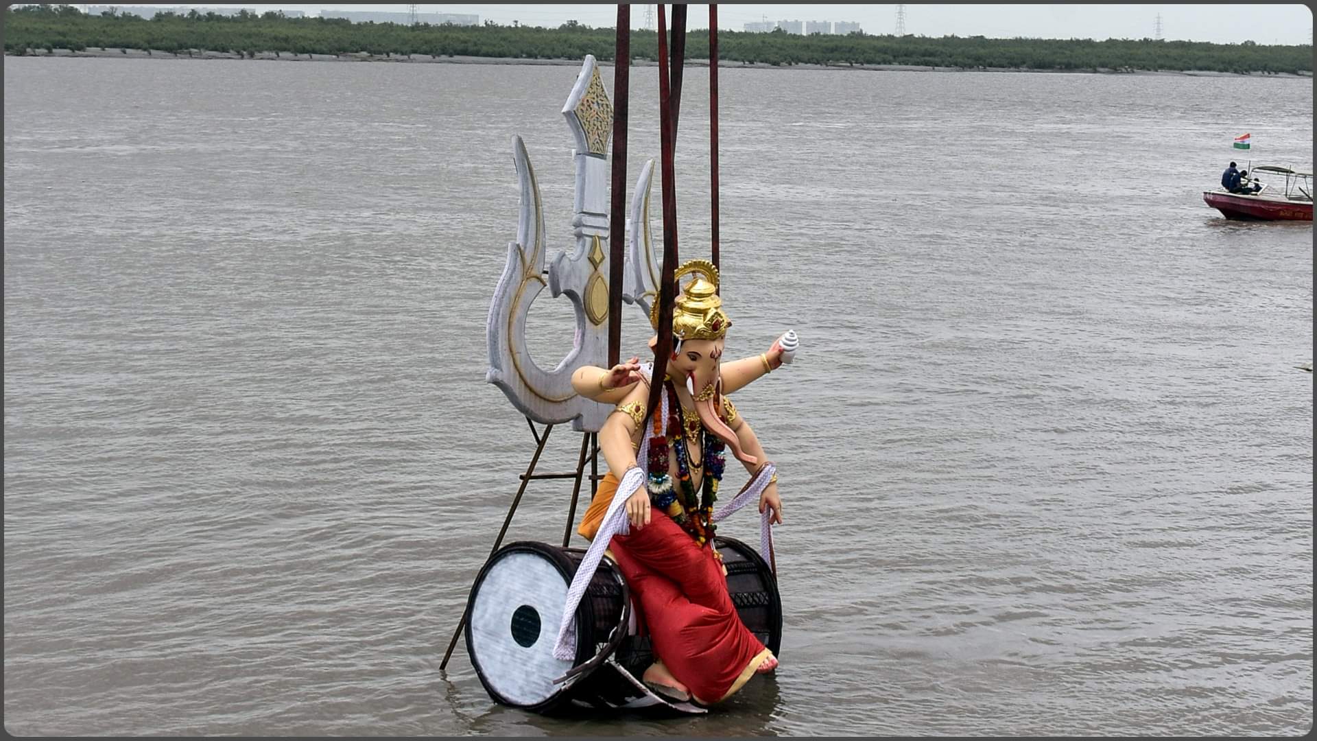 Ganesh Visarjan: लालबाग के राजा का विसर्जन, ऊंची लहरों की वजह से हुई देरी; महाराष्ट्र में चार डूबे, 13 लापता immersion of Lalbaugcha Raja idol- Four drown, 13 missing after Ganesh idol immersions in Maharashtra