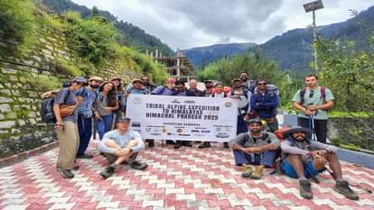 जशपुर: हिमालय अभियान पर रवाना हुई जशपुर की जनजातीय पर्वतारोहण टीम, मुख्यमंत्री के विजन का हिस्सा Tribal mountaineering team leaves for Himalayan expedition part of Chief Minister vision in Jashpur