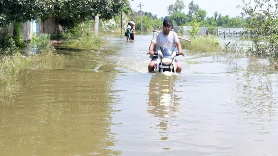 UP: कानपुर से जुड़े इन जिलों में तीसरी बार बाढ़... दर्जनों गांव डूबे, खाने-पीने का संकट; अगले 48 घंटे अलर्ट UP kanpur Flood for third time these districts connected to Kanpur many villages submerged food crisis alert