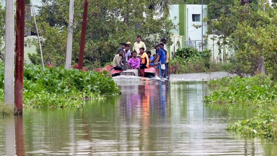 UP: कानपुर से जुड़े इन जिलों में तीसरी बार बाढ़... दर्जनों गांव डूबे, खाने-पीने का संकट; अगले 48 घंटे अलर्ट UP kanpur Flood for third time these districts connected to Kanpur many villages submerged food crisis alert