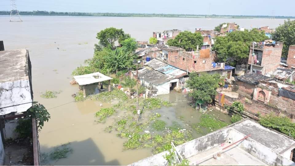 Kanpur Floods: बढ़ा गंगा का जलस्तर, बाढ़ में 150 परिवारों का आशियाना बना टेंट; दो हजार घरों में घुसा पानी Ganga water level rises: Floods turn 150 families' homes into tents
