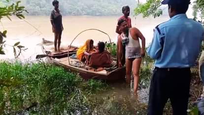 UP: नदी में कूदी महिला को बचाने के लिए चार किमी तक तैरा युवक, तेज बहाव में दिखाई बहादुरी; पति से हुआ था विवाद young man saved married woman who jumped into river by swimming four kilometers in sonbhadra