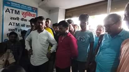 Jharkhand News: हजारीबाग में बैंक सीएसपी संचालिका से 2.52 लाख की लूट, हथियारबंद अपराधी फरार Jharkhand News: Rs 2.52 lakh looted from bank CSP operator in Hazaribagh, armed criminals absconded