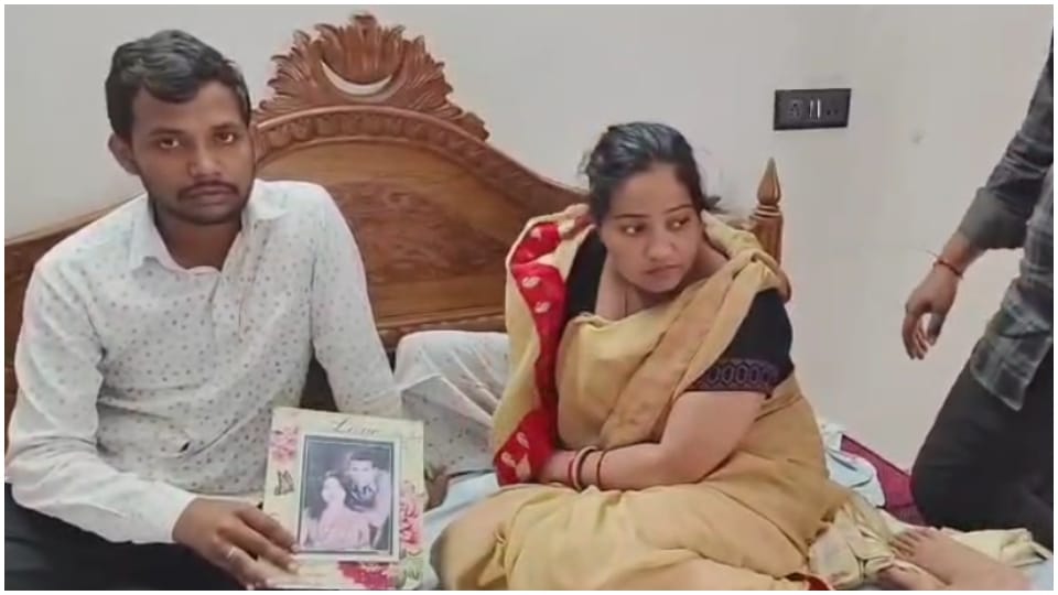 CRPF Jawan Suicide: दोस्त की दगाबाजी, पत्नी की आपत्तिजनक तस्वीरें, मरने से पहले जवान ने लिखा छह पेज का नोट CRPF Jawan Suicide: Betrayal by Friend and Blackmail Over Wife Objectionable Photos Six-Page Note Revealed