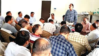 UP: मुरादाबाद के दो हजार शिक्षकों पर लटकी टीईटी की तलवार, अब परीक्षा की चुनौती, सभी से भरवाए जा रहे फार्म UP: The sword of TET hangs over two thousand teachers of Moradabad, now the challenge of examination