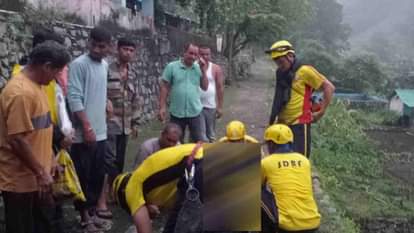 Rishikesh: कौडियाला-ब्यासघाट मार्ग पर हादसा, खाई में गिरी जेसीबी, ऑपरेटर की तलाश में रातभर चला सर्च अभियान JCB machine fell into a ravine near Rudra nullah on the Kaudiya-Byasghat road Rishikesh
