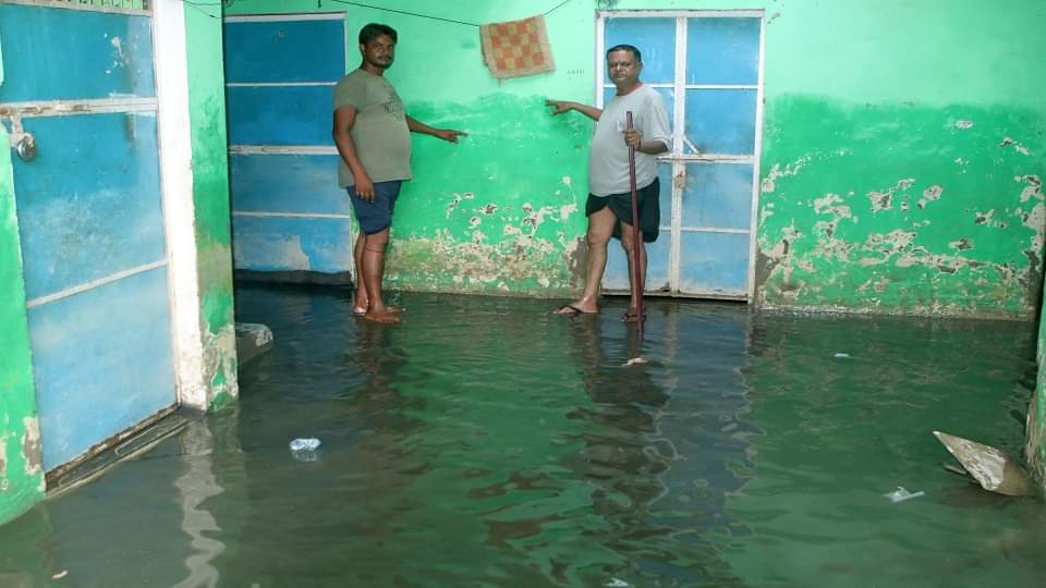 बर्बादी की बाढ़: दरक रहे मकान, धंस रहे फर्श...घरेलू सामान खराब; सांसद हेमा मालिनी ने राहत शिविर में गाया भजन flood in mathura: crops and houses damaged due to flood MP Hema Malini inspected flood relief camp