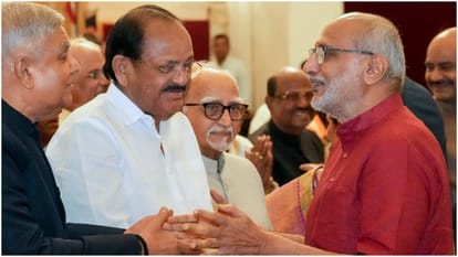 Jagdeep Dhankhar: इस्तीफे के बाद पहली बार नजर आए धनखड़; राधाकृष्णन के पास बैठे, मुस्कुराते और ताली बजाते दिखे Jagdeep Dhankhar was seen for first time after his resignation suddenly left post of Vice President on 21 July