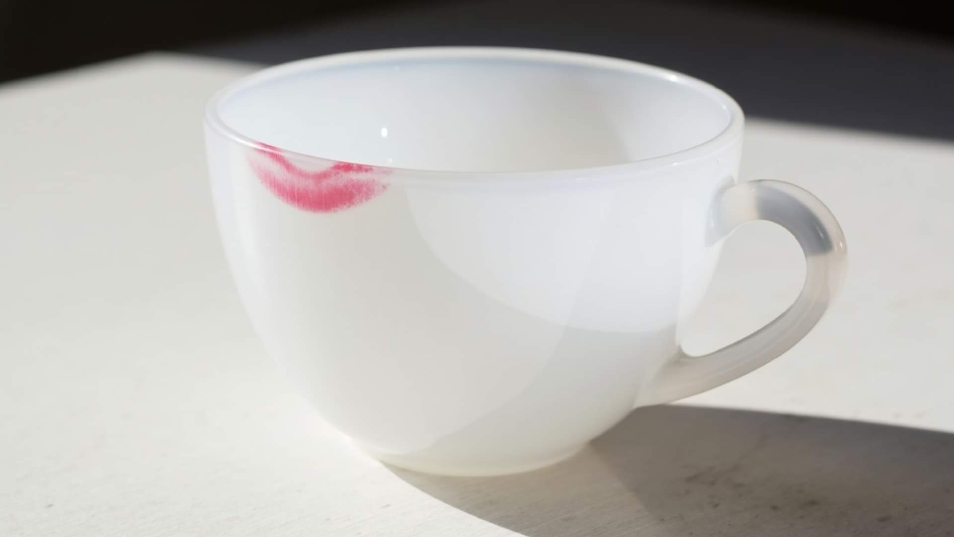 Lipstick Hacks: चाय के कप पर दिखता है निशान तो शर्मिंदा न हों, ये हैक्स ट्राई करके होंठों पर लगाएं लिपस्टिक easy hacks to make transfer proof lipstick in hindi