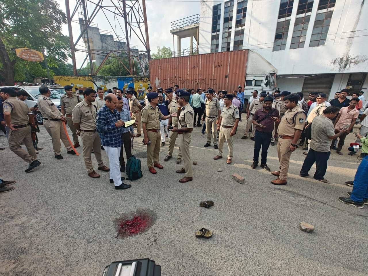 दगाबाज पति की खौफनाक करतूत: पत्नी के चेहरे पर बरसाई गोलियां, पुलिस पर तानी पिस्टल; आंसू गैस छोड़कर किया काबू Treacherous husband's horrific act: Shot bullets on wife's face, pointed pistol at police