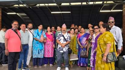 Nepal Protest: बदायूं के लोगों की हुई वतन वापसी, तिरंगा लहराकर जताई खुशी; नेपाल में फंस गए थे 23 लोग devotees of Badaun stranded in Nepal left for Delhi by flight