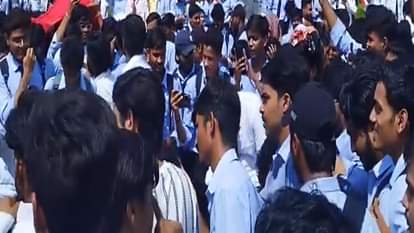 Prayagraj : लॉ फैकेल्टी के बाहर छात्रों ने किया जबर्दस्त प्रदर्शन, एचओडी के खिलाफ भड़के छात्र Students staged a massive protest outside the Law Faculty, students got angry against the HOD