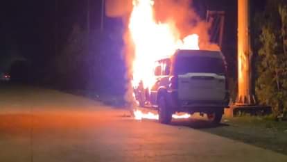 Jagdalpur Accident: सड़क पर चलती गाड़ी में अचानक लगी आग, मच गया हड़कंप; चालक ने कूदकर बचाई अपनी जान A moving car suddenly caught fire on the road