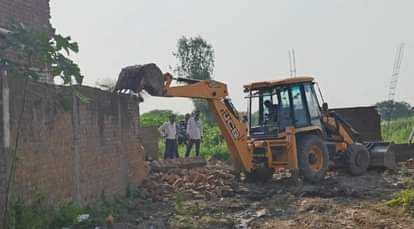 Kanpur: चकमार्ग के अवैध कब्जों पर चला बुलडोजर, एसडीएम और राजस्व टीम ने खड़े होकर गिरवाया निर्माण Kanpur Bulldozers run on illegal encroachments on Chak Marg SDM and revenue team got construction demolished