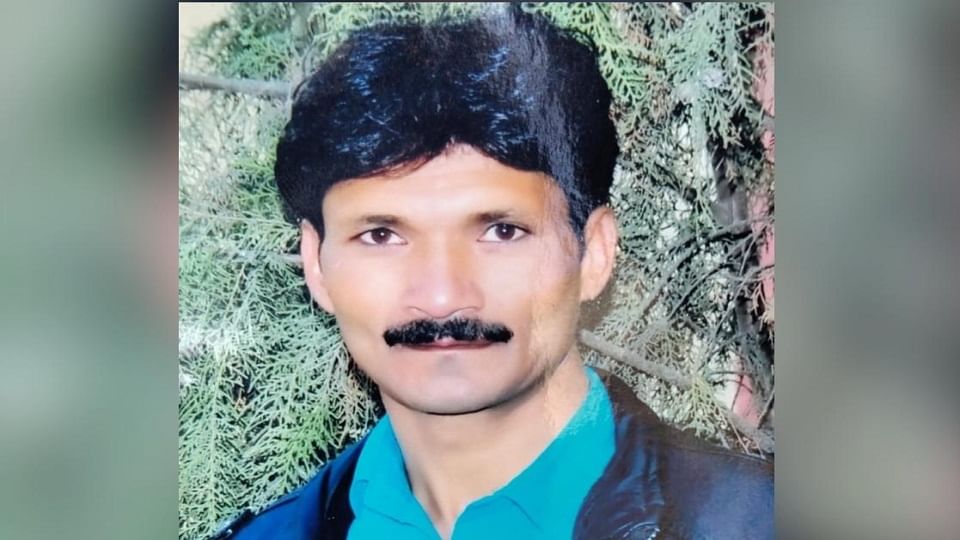 Bijnor: The bull came after the farmer, lifted him on his horns and threw him, death